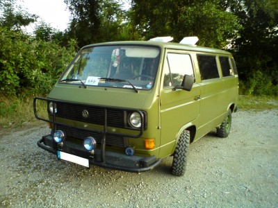 ah oui j'allais oublier...j'ai aussi ça qui traine ses crampons dans ma cour...un vw t3 de 1988 NON syncro a regrets mais qui nous emmene déjà bien avec le ptit 1.9 d de golf 3 de 1999...cool non?!