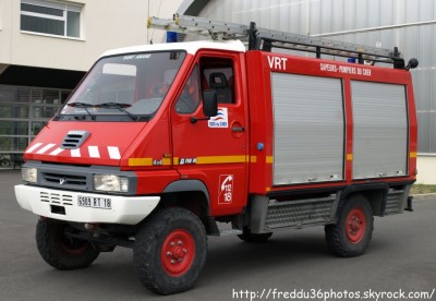 VRT du CSP de Saint Amand Montrond sur Renault B110 4x4 de chez Sides. Il s'agit en réalité d'un ancien FI reconditionné par le SDIS 18, quatres véhicules ont été recontionnés par le SDIS 18 : 2 en VRT affectés à St Amand et Léré et 2 en DATT affectés à Veaugues (dernièrement réaffecté à Savigny en Sancerre) et La Guerche sur l'Aubois.