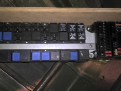 30 relais et 48 fusible dans le tableau principal