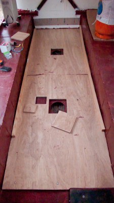 Avec les découpes pour les regards à travers le plancher du Pinz..<br />Et en prime on voit les liteaux sur les cotés du plancher