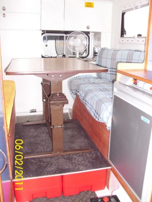 Aménagements 2ème étape : installation de réservoirs suppl de 150 litres sous le coin à manger / couchage