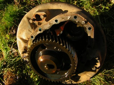 voila le demis carter du réducteur,galère a remettre: il doit peser une quarantaine de kg