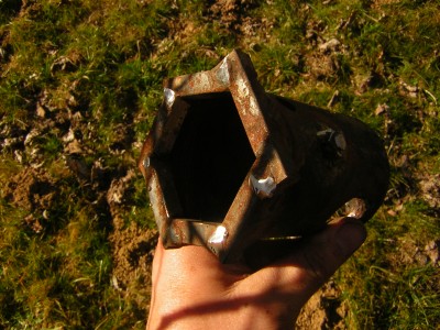 la cle faite maison avec un capuchon de bouteille de gaz et du carré de 6mmx6mm.....le problème avec ce principe pour le boulon de 65 sur le tp3 s'est qu'il ne passera pas dans le moyeux.....