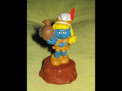 les_sctroumpfs_la_schtroumpfette_porte_un_pot_de_terre.jpg