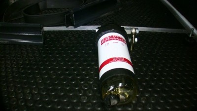 un vase de décantation trainant sur le fond du fourgon...on dirait un déshuileur de circuit air comprimé ah ah<br />un lien avec ce que tu as fait nomade? bon enfin c'est écrit dessus ce que c'est