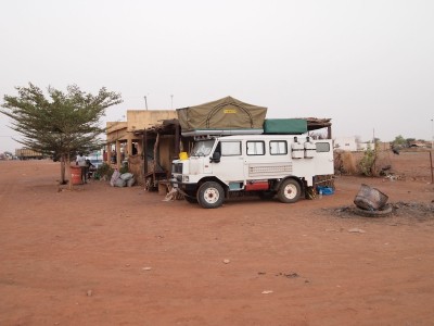 Un peu de voyage ... Bivouac à coté des pompiers, à Diéma, Mali.