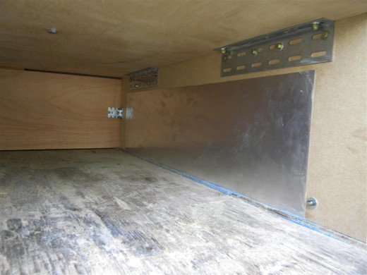 j'ai collé des fines plaques d'alu car les 2 panneaux latéraux sont en mdf ...