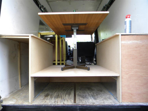 la table prise de ma caravane, pour les fixations de la table lors des phases "route" et "couchage", j'ai ma petite idée, à suivre ...