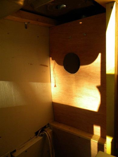 le trou sur lequel je mets un autre ventilo que celui d'origine, j'avais initialement prévu une sortie d'air vers l'extérieur mais je vais faire un test comme ça ...