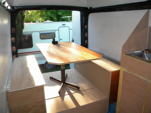 entre la partie cuisine et la partie banc-lit, j'ai un petit espace de libre ... soit étagères ou extincteur