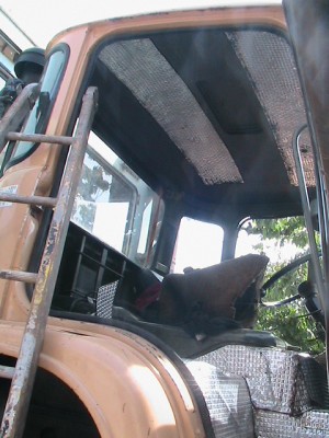 IMG_0461.JPG (151.75 Kio) Vu 10523 fois pose de paxalu sur le toit pour absorber les vibration