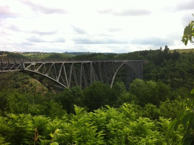 le viaduc de la Viaur construit sur le même principe que celui de Garabit mais un peu  moins connu qui sert toujours à faire passer des trains de voyageurs c'est vraiment une très belle région, on y retournera avec le zipou yapluka !