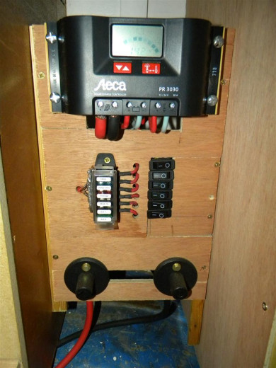 le tableau, fait à l'arrache ... le régulateur peut gérer 30A max de charge batterie et 30A max de consommateur