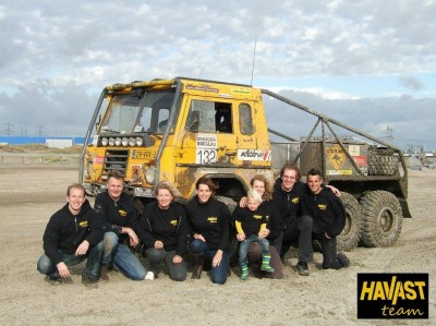 un camion qui envoie du pâté, 4 garçons, 3 filles et une mascotte