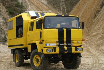 la couleur jaune lui va bien