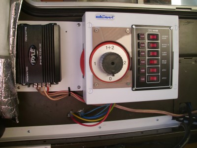 Tableau électr 1.jpg (503.42 Kio) Vu 8394 fois Le nouveau tableau électrique avec le coupe-circuit séparateur de batterie (fini l'électronique de m...e !) Et çà fonctionne !!!