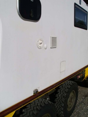 Face lat 1.jpg (78.75 Kio) Vu 8394 fois Et remplissage d'eau à côté des ventil du frigo