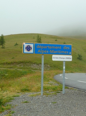 Petit col par la largeur de son bitume mais trés beau 2080 m