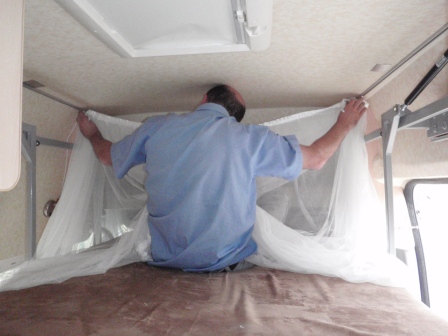 Tirage de la moustiquaire sur les glissières