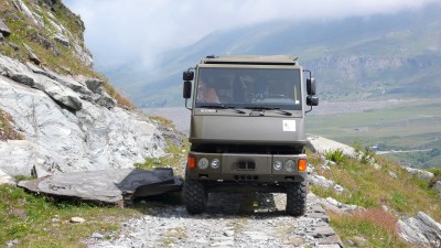 Chemin de Muletier, Mont Cenis. Max 1.9m avec un véhicule de 2m10. Et là j'étais cool... (pour les autres passages pas de photo, impossible de sortir du véhicule ;-P