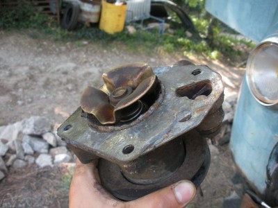 DSCN1034.JPG (239.93 Kio) Vu 13444 fois (Il ne faut pas se fier au joint, ce n'était pas le bon visiblement, la forme du plan du corps de pompe n'est donc pas exactement celle donnée par ce joint)