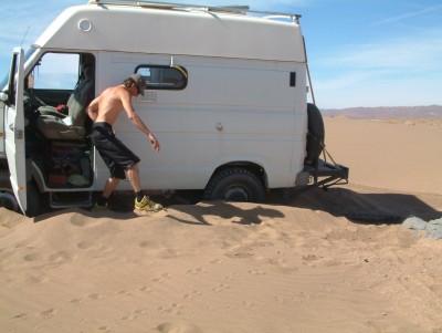 et ça le résultat final.<br />Recette:<br /> - trouver un bon bac à sable avec un caillou à l'entré qui empêche de prendre de l'élan,<br /> - ne surtout pas dégonfler les pneus, <br /> - et enfin, insister lourdement.