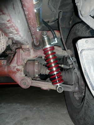 P1030606.JPG small.JPG (421.75 Kio) Vu 6122 fois L'amortisseur avant: une belle pièce qui fait penser aux très réputés Ohlins. On espère qu'ils seront aussi bons...