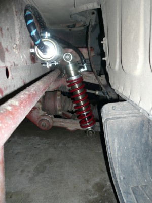 P1030609.JPG small.JPG (410.96 Kio) Vu 6122 fois Avec cette vue un peu plus reculée, on distingue bien la bombonne de gaz fixée en haut à gauche sur la poutre du châssis.