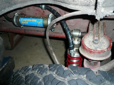 P1030612.JPG small.JPG (128.52 Kio) Vu 6122 fois Cette vue depuis l'extérieur du passage de roue permet de voir le chemin de la durit de gaz et la fixation de la bombonne séparée.