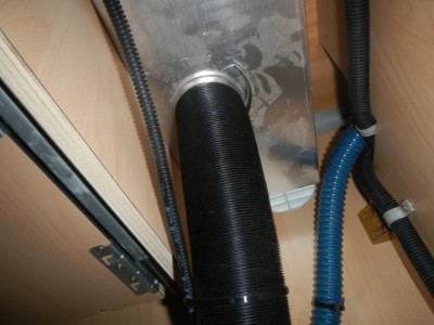 compact-partie inferieure.JPG (122.82 Kio) Vu 12066 fois Sous le plan de travail.