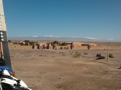 encore a ourzazate vue sur les studio avec la neige en fond