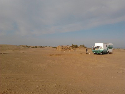 a m'hamid au bord des dunes avec les traces de notre beau plantage devans le camion