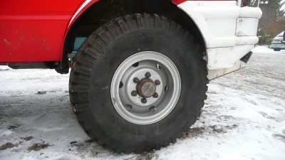 ici, les jantes du nouvel iveco montées en 9OO on voit qu'elles ont plus de déport extérieur, et bien que ce véhicule ait été modifié pour les pompiers pour monter ces pneus, les parechocs ont été avancés mais ils touchent encore des qu'on tourne un peu les roues, ceci dit on pourrait les couper.