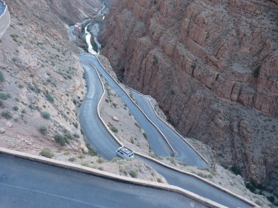 Ce n'est pas de la piste mais ici il est prudent de ne pas dépasser la vitesse utiliser pour grimper. Oeuvre des ponts et chaussè française de l'époque, c'est impressionant.