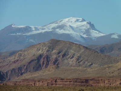 La vallée et la montagne enneigé