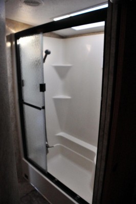 C4.jpg (97.82 Kio) Vu 1669 fois Salle bain... Bon pour remplir la baignoire tous les jours il faut quelques réserves d'eau.