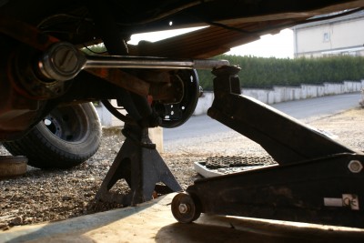 sortir le cliquet poids lourd, et desserrer l'écrou central grâce à un cric. (serrage 450 Nm, donc sous le camion, à desserrer à la main, c'est dur)