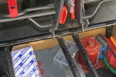 Il faut prévoir un écart de 13 centimètres entre les griffes avant des deux sièges pour un bon fonctionnement.