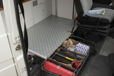 J'ai fermé le dessous de l'embase du siège pour en faire un coffre où je range mes outils.