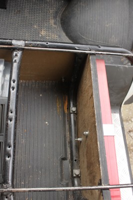 Les tiges soudées sur lesquelles on fixe les sièges se trouvent à 20 cm du plancher.