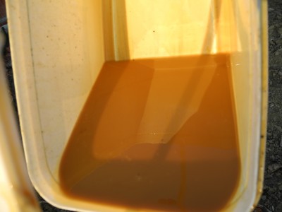 DSCN4107.JPG (3.84 Mio) Vu 5125 fois je vous laisse apprécier la couleur de l'huile que j'ai sorti du boitier de direction...une belle émulsion d'eau et d'huile... en effet le bocal du 2000 est a l'exterieur de la cabine et l'eau rentre par le bouchon de niveau.....pas fut fut tout ca.....