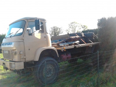 2012-04-01 18.48.23.jpg (1.19 Mio) Vu 7490 fois tout équiper , réserve de 600 litres de go , 4 pneu de secours échappement sur le plateau ... prêt a attaquer les bosses ^^