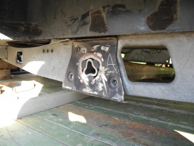 ici j'ai découper les bras de suspensions a raz la plaque de maintien sur le châssis