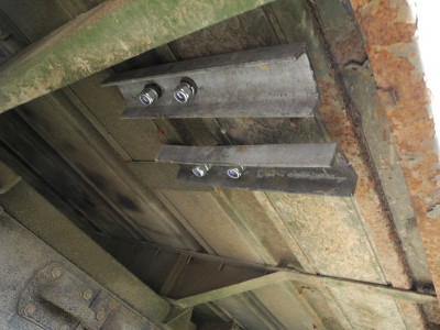 en dessous j'ai reparti le serrage avec du fer en U de 1cm d'épais