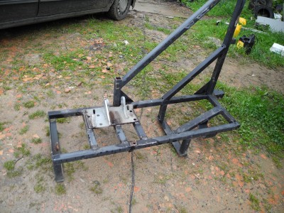 modification du porte roue de secours d'origine,mise en place d'une platine avec axe provenant d'un hayon élévateur dhollandia la partie haute a droite du porte roue de secours a été conserver pour servir de fixation pour l'échappement....