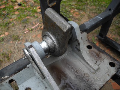 voila ce qui servira de fixation pour la partie av de la caravane :une rotule de bras de levage tracteur,comme le diam intérieur de la rotule etait top petit il m'a fallut la passer au tour afin de l'emmener au diam de l'axe du hayon élévateur avec un minimum de jeux