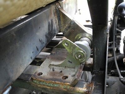 en fait pour la fixation av je me suis longtemps demander comment procéder j'ai donc penser a faire un pseudo système 3points se choix résulte plutôt de la simplicité de montage que d'un réel besoin de liberté de mouvement de la caravane: en effet le châssis du 2000 étant très rigide et très court il n'y a quasiment aucune déformation du châssis,surtout avec seulement 650kg sur le cul.......