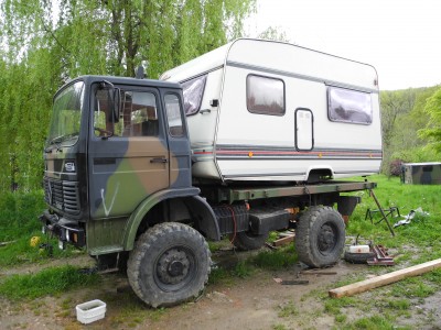 voila le look global du trabuc s'est pas la huitieme merveille du monde mais suis content, la partie av de la fixation avec la rotule est assez bien cacher avec le filtre aair qui lui passe juste devant....filtre qu'il m'a d'ailleurs fallut descendre (pas sur la photo!) mais aussi lui enlever sont schnorchel