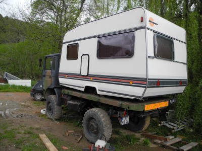 ...par contre je ne sais pas trop comment boucher l'écart peut esthétique entre le plateau et le bas de la caravane......
