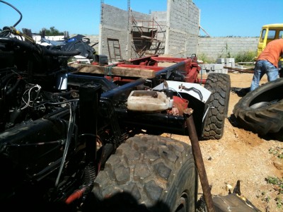 La construction derriere c'est le futur garage du camion